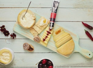 Perfect pairing for the 6 best Portuguese cheeses!  Cow Cheese from S. Jorge Island - Azores (PDO) with Cherry from Fundão with Brandy Extra jam! Delicious